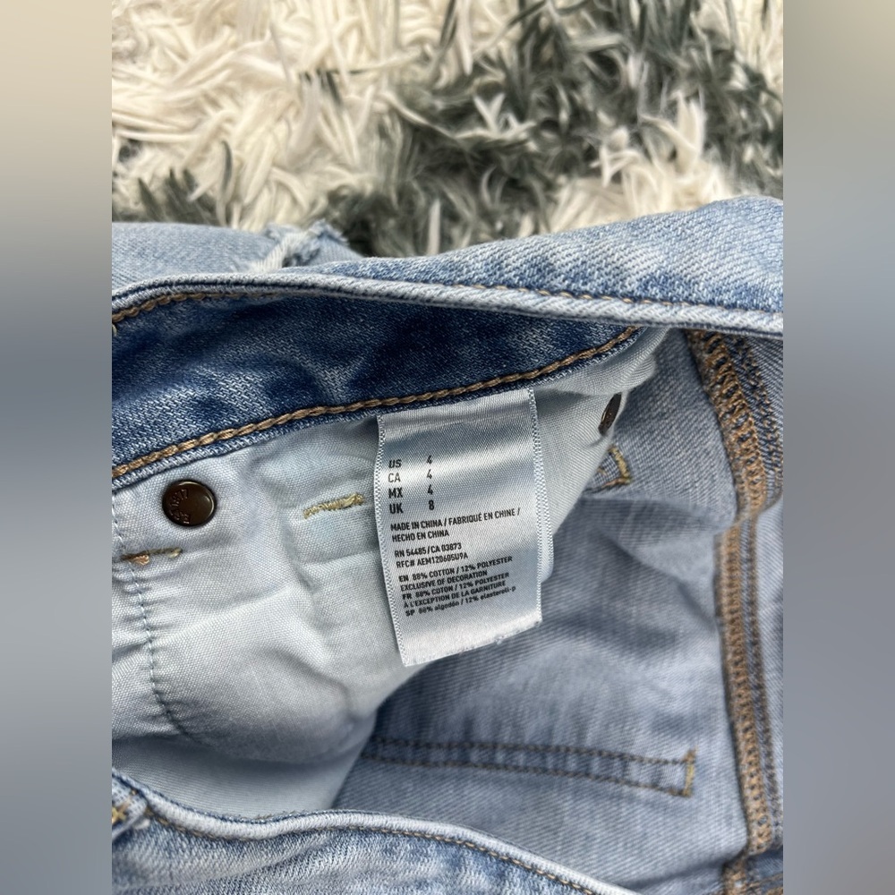 American Eagle Women s Blue Distressed Tomgirl Bermuda Jean Short Size 4 - Picture 4 of 10